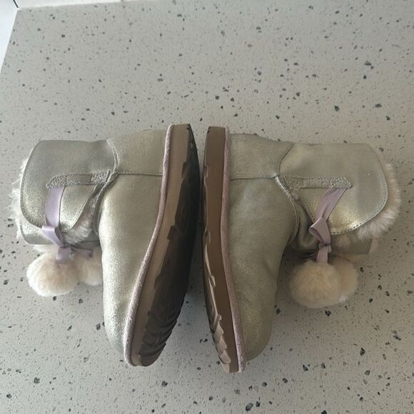 UGG Gita Pom Pom Girl's Metallic Gold Pink Leather Shearling Boots Size 6 Youth - Picture 12 of 16